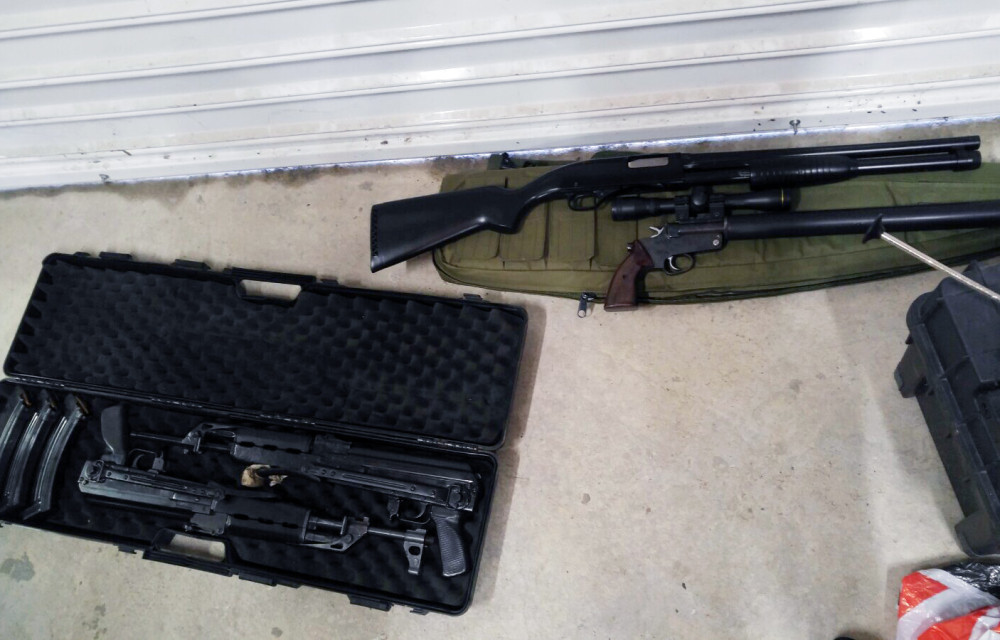 Devojčica iz Ajdaha podržala zakon o slobodu oružja tako što je unela automatsku pušku u skupštinu