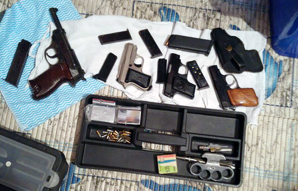 Unutra pronašli gomilu oružja