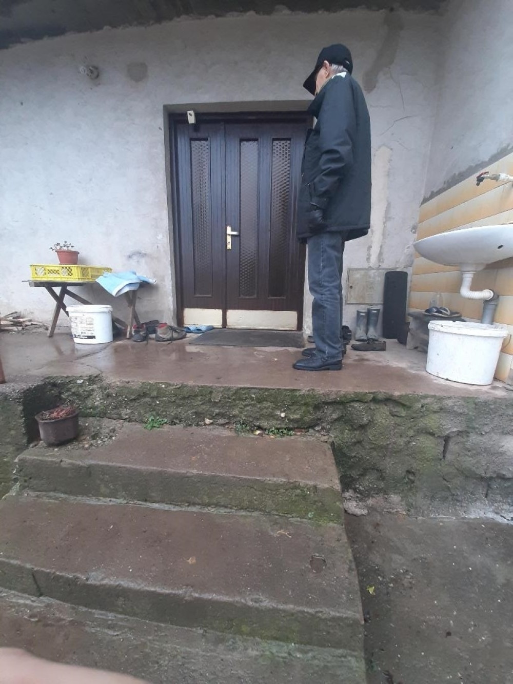 Posle besane noći, nesrećni čovek jedva izustio nekoliko najtužnijih reči