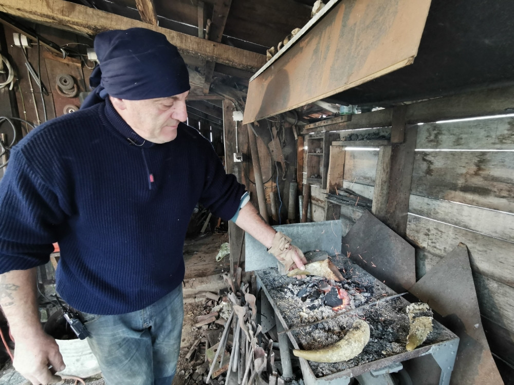 Kuje kamene sekire i rimske mačeve, vatra mu je glavni alat (FOTO/VIDEO)
