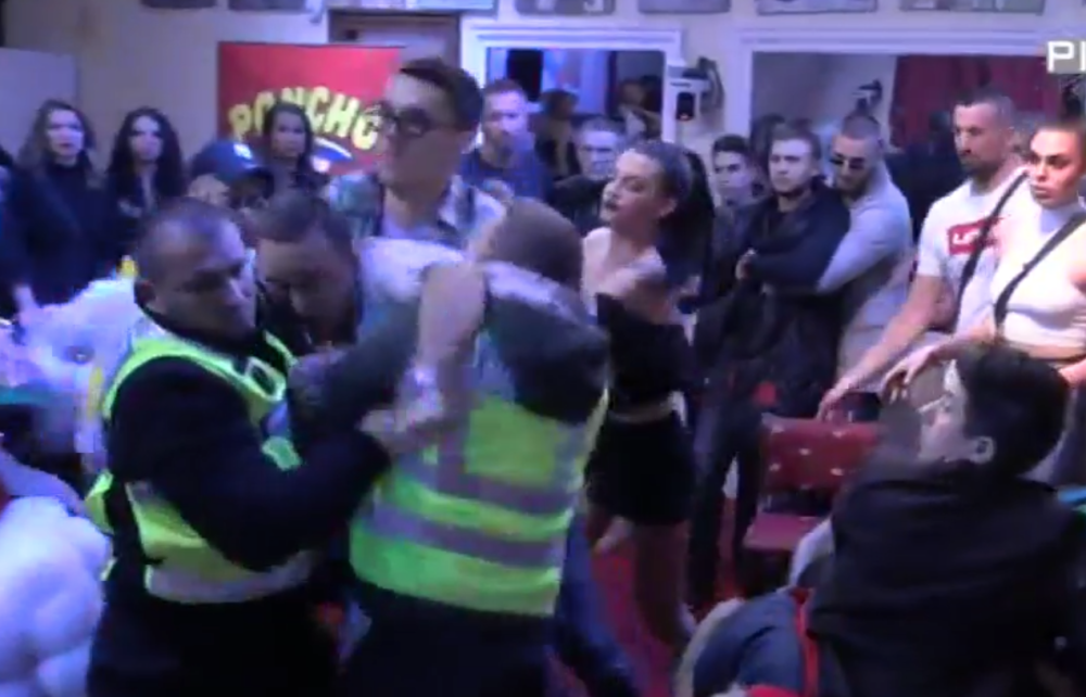 Masovna tuča u Zadruzi: Udara ko koga stigne, obezbeđenje ne zna gde će pre (VIDEO)