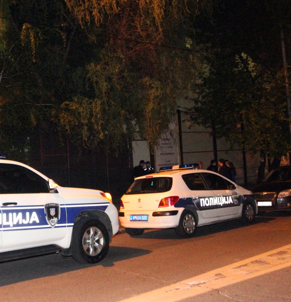 Prostreljen u desnu butinu, Hitna pomoć ga odvezla u pratnji policije