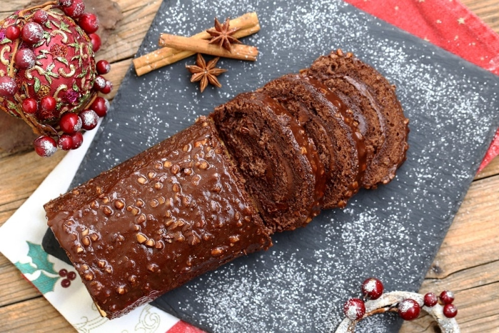 Domaći čokoladni rolat: Sočni desert punjen filom sa orasima (RECEPT/VIDEO)