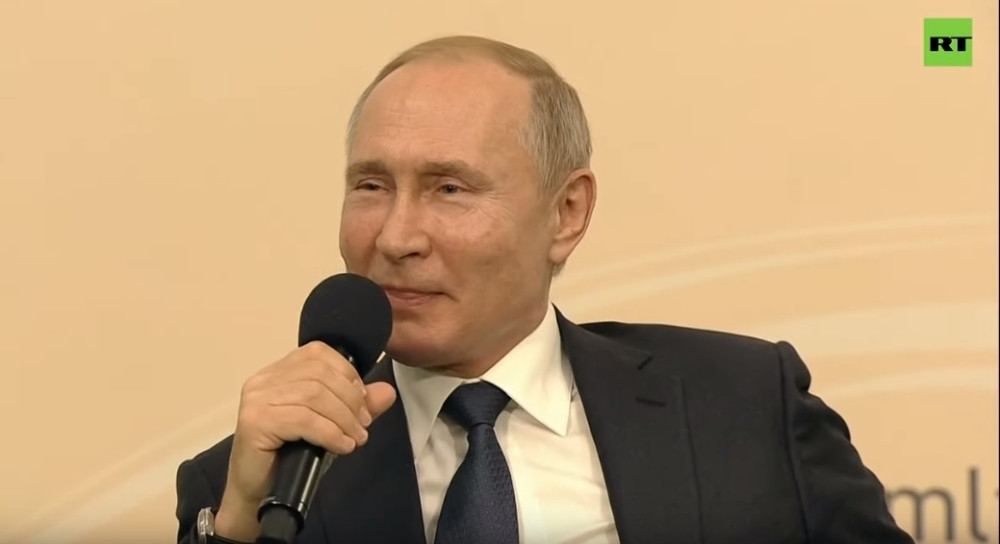 Uvek je ozbiljan, ali i on zna da se našali - Našao rešenje za problem nataliteta u Rusiji, cela sala se smejala (VIDEO)