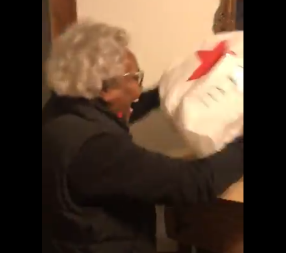Baka je 20 godina čekala na ovaj poklon, a njenu reakciju niko nije mogao ni da pretpostavi (VIDEO)