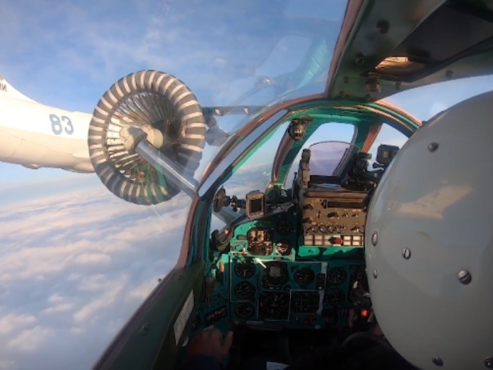 Ruski lovci uradili nešto neviđeno! Pogledajte kako izgleda točenje goriva na 6.000 metara! (VIDEO)