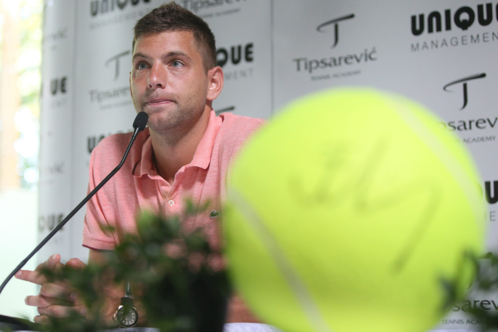 Više nije tajna, srpski teniser u javnosti sa devojkom - U društvu prelepe brinete slušao Samardžića (FOTO)