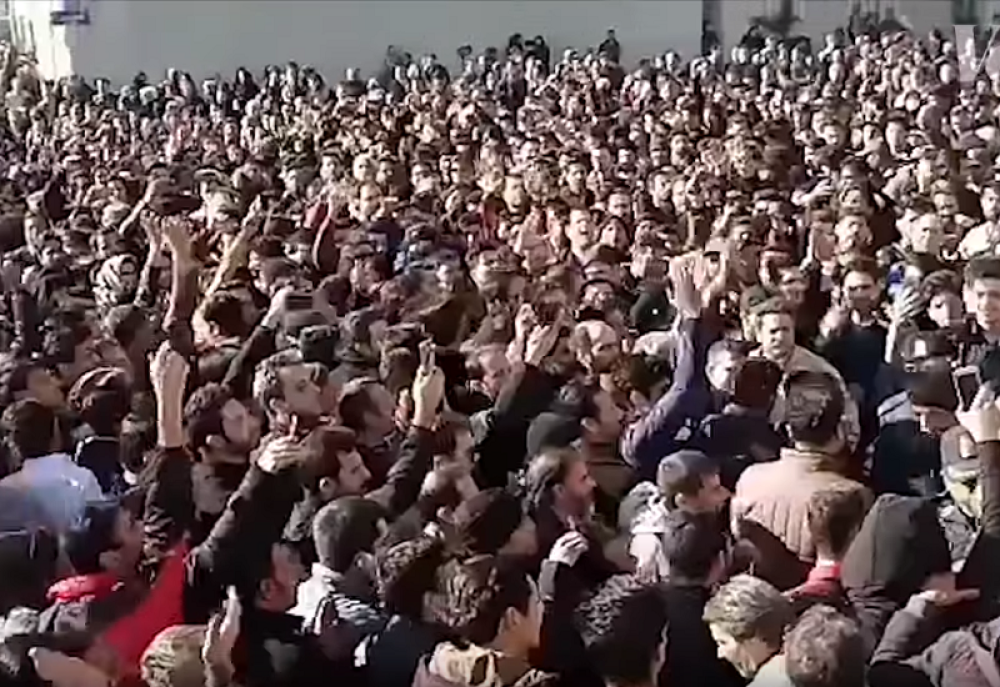 Besna masa izgubila kompas, napadaju ajatolaha i sistem, a pravi krivac zadovoljno trlja ruke!