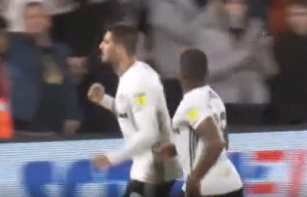 Mitrović ne prestaje da rešeta, novi važan pogodak napadača "orlova" (VIDEO)