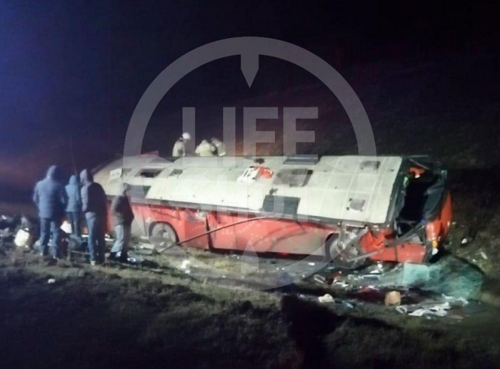 Autobus sleteo sa puta, a onda se prevrnuo. Ima mrtvih i povređenih! (FOTO/VIDEO)