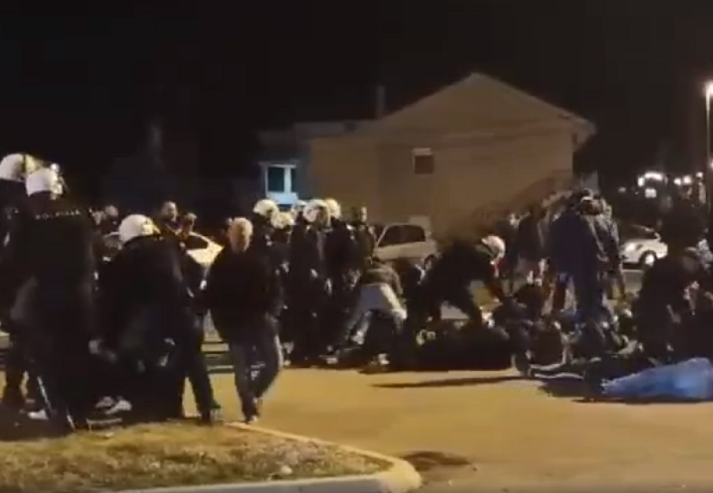 Policija batinja sve redom, suzavci i pendreci lete na goloruki narod! (VIDEO)
