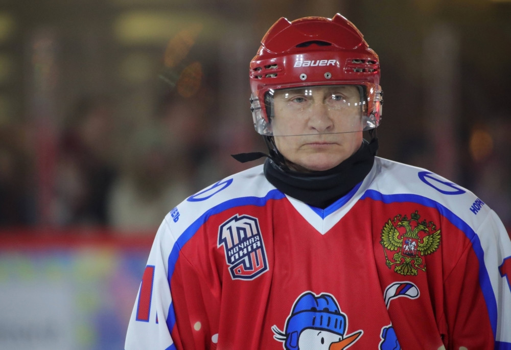 Putin stao na led pa izrešetao mrežu protivnika! Demonstrirao svoje umeće i postigao pet golova! (FOTO/VIDEO)