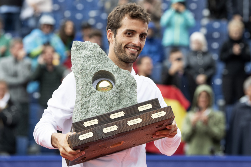 Federer podigao Noleta kao pobednik turnira, Đoković dobio set čaša za rakiju, kakve ludačke kreacije, a tek prvo mesto! (FOTO/VIDEO)