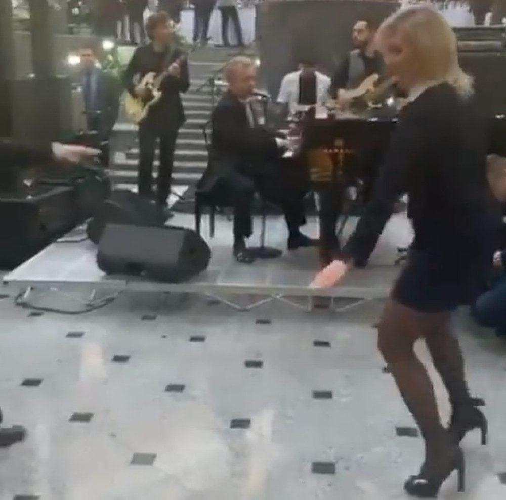 Lepa Marija posle "Kakaljinke" u miniću zaplesala i tvist! (VIDEO)