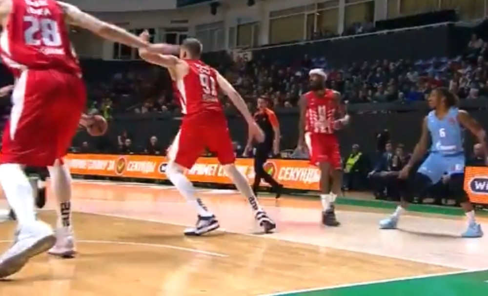 Ova plavuša se na meču pojavila u majici sa njegovim likom! (FOTO)