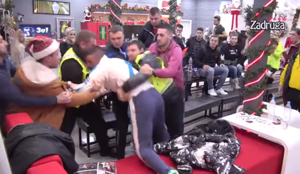 Tomović nasrnuo na Dalilu, zadrugari poskakali na sto: Bez trunke srama mu pomenula mrtvog oca (VIDEO)