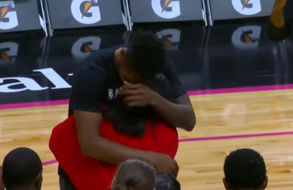 Košarkaška zvezda nije izdržala - Ugledao je na vratima i briznuo u plač, ovaj susret je čekao tri godine (VIDEO)