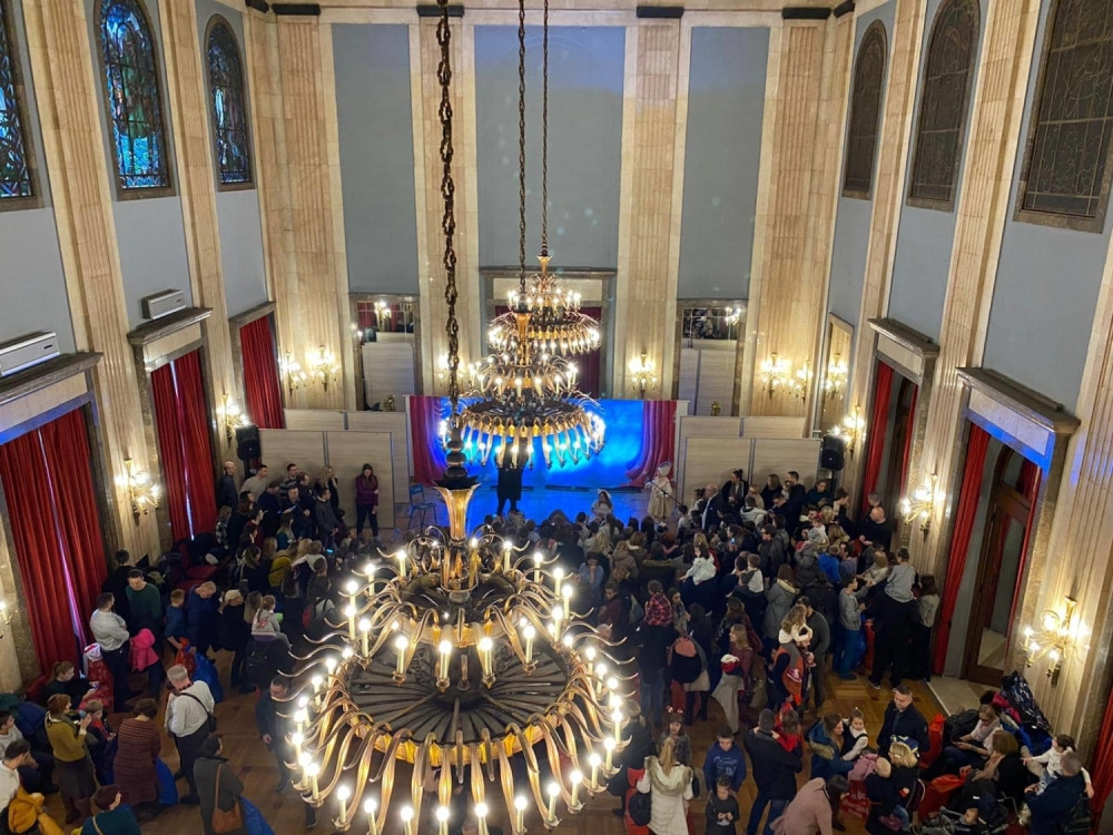 Vesić podelio paketiće deci zaposlenih u Gradskoj upravi (FOTO)