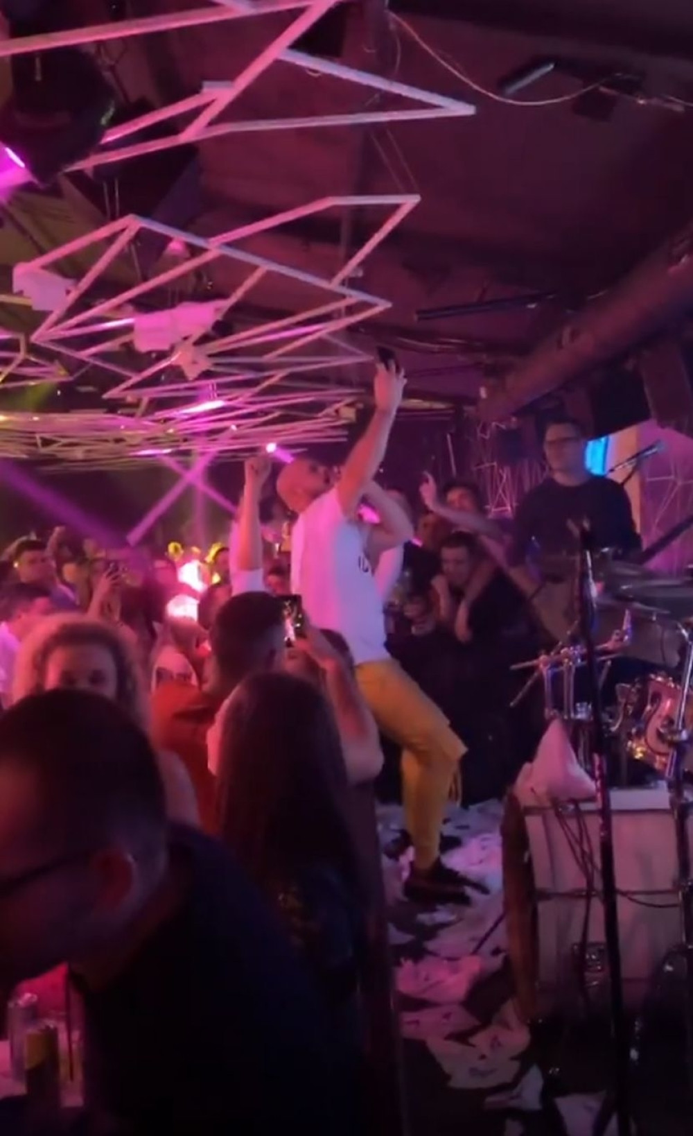 Rajovića jedva pustili iz Novog Sada, ispred kluba ostao red ljudi