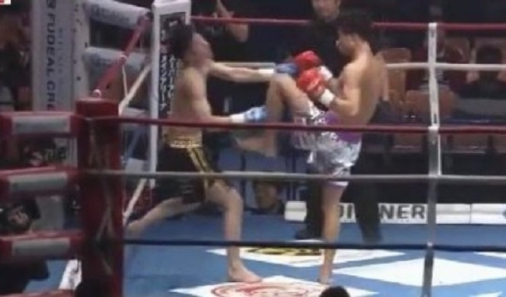 Brutalnim udarcem kolenom u bradu uspavao protivnika! (VIDEO)