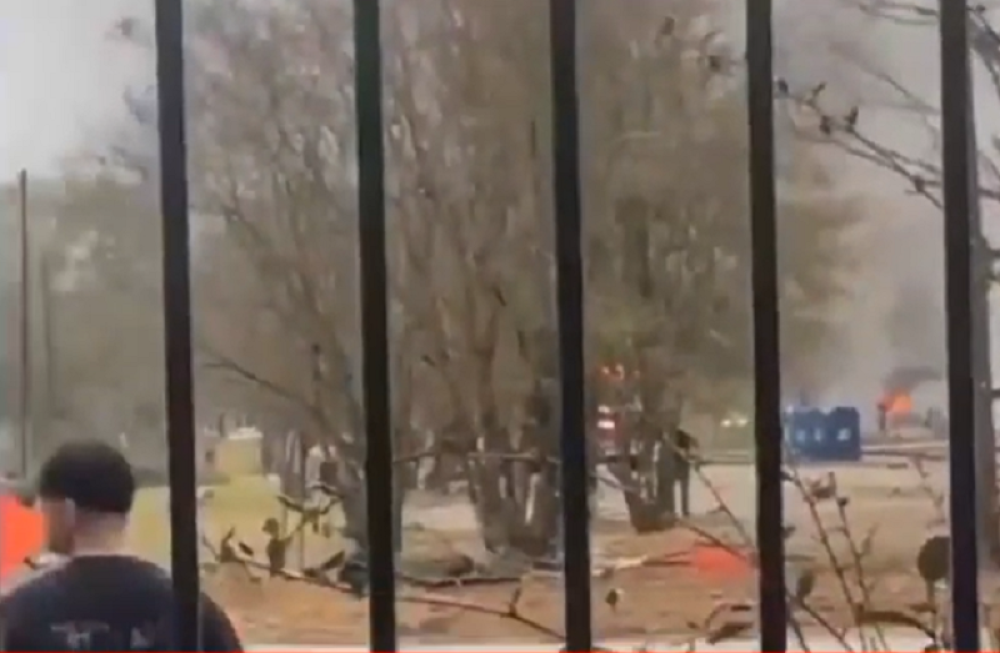 Ima poginulih i povređenih. Letelica se zakucala u automobil, a onda je usledila serija strahovitih eksplozija (VIDEO)