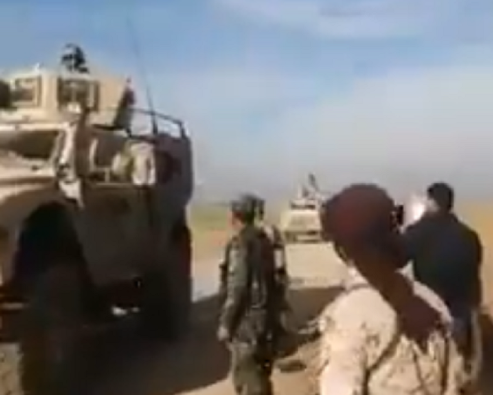 Američki vojnici prolaze kroz punkt sirijske vojske! Asadovci ih gledaju direktno u oči i škripe zubima! (VIDEO)