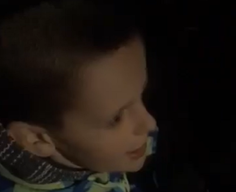 Poslao ubedljivo najsnažniju poruku, dečakov glas odjekivao daleko, žmarci prostrujali kroz narod! (VIDEO)