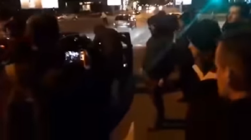 Milov brat uleteo među demonstrante i vređao okupljene građane, a onda su mu oni zadali fatalni udarac! (VIDEO)
