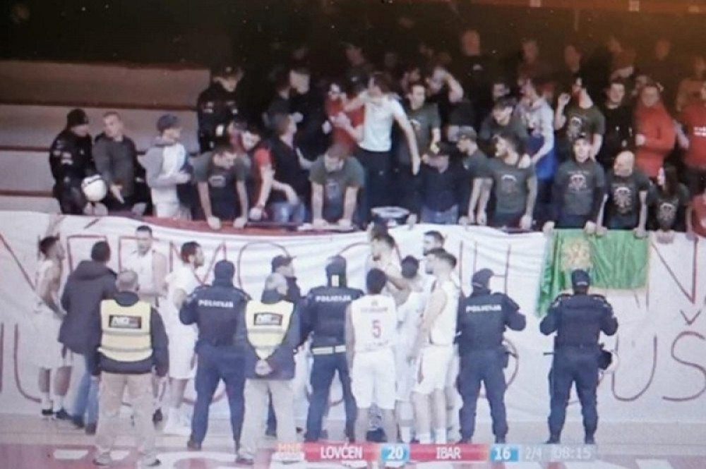 Prekinuta košarkaška utakmica na Cetinju. Navijači poslali jasnu poruku crnogorskim vlastima, policija hitno reagovala (FOTO)