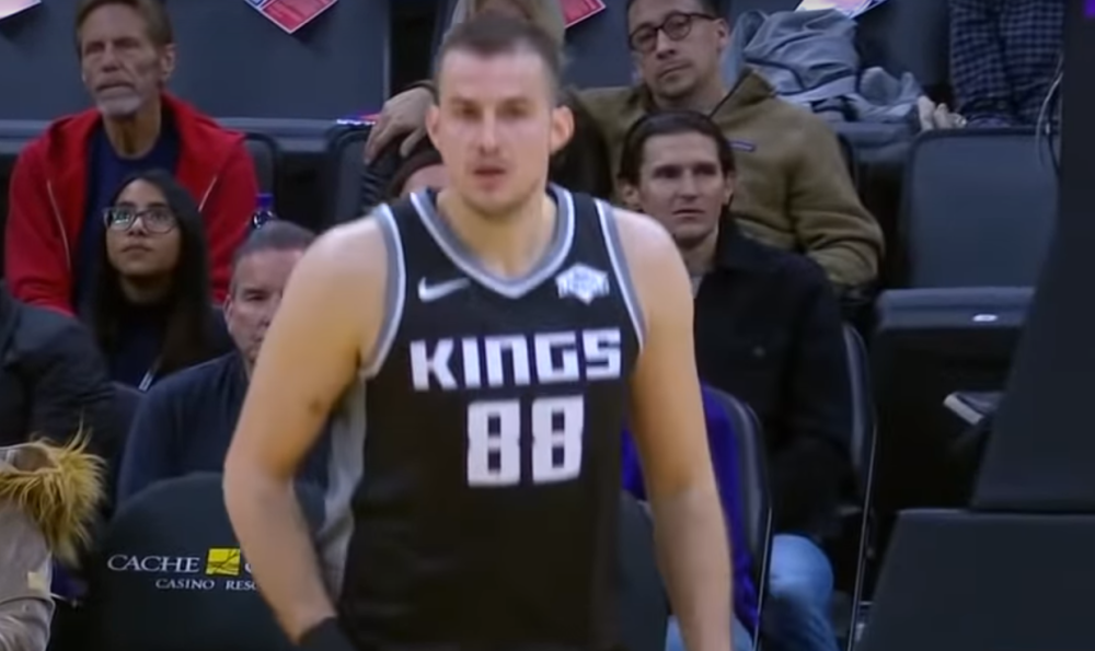 Nemanja Bjelica digao ruke, pogledao ka publici i sočno opsovao! (VIDEO)