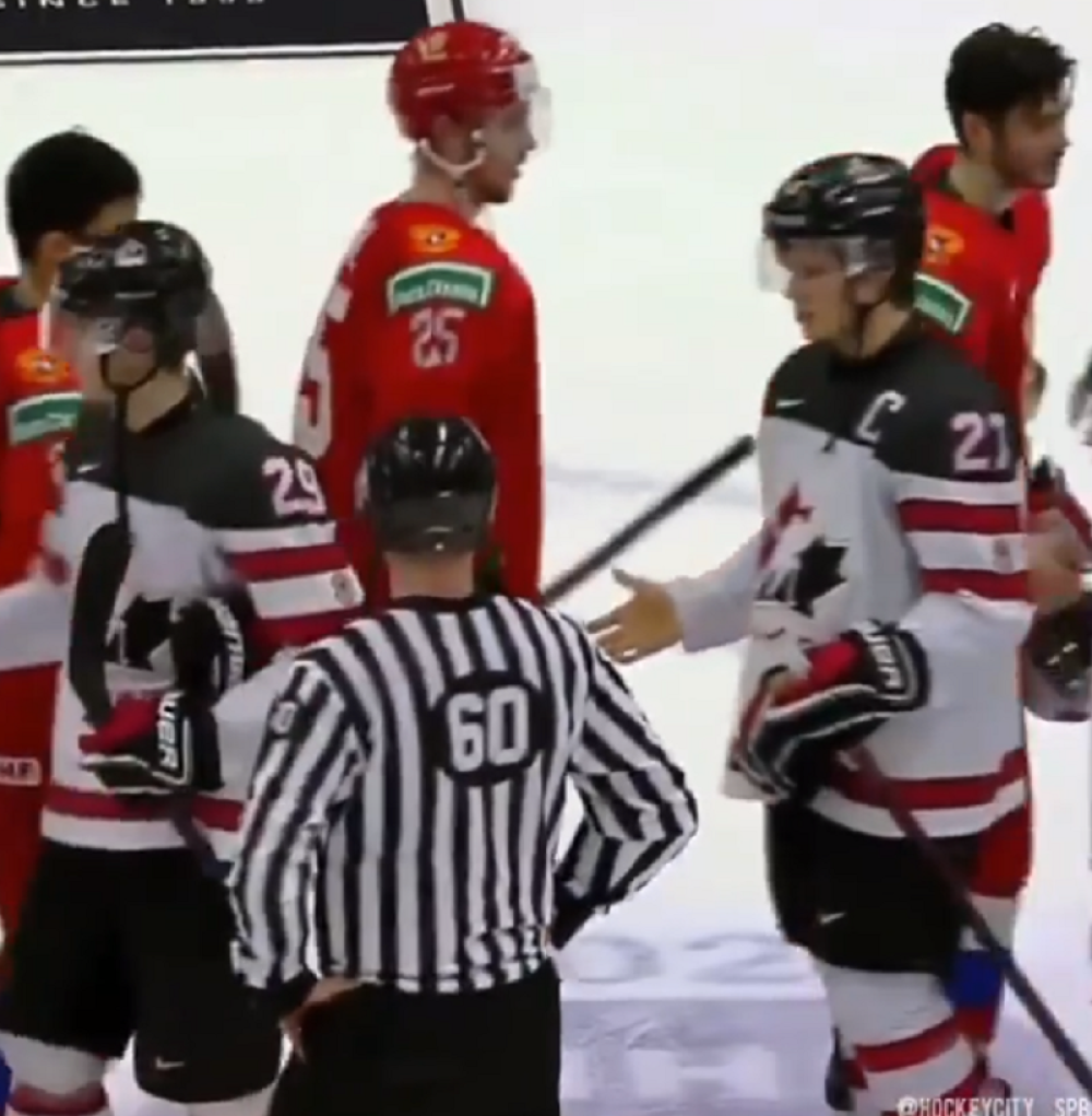 Kapiten Kanade "odlutao mislima" i zaboravio da skine kacigu (VIDEO)