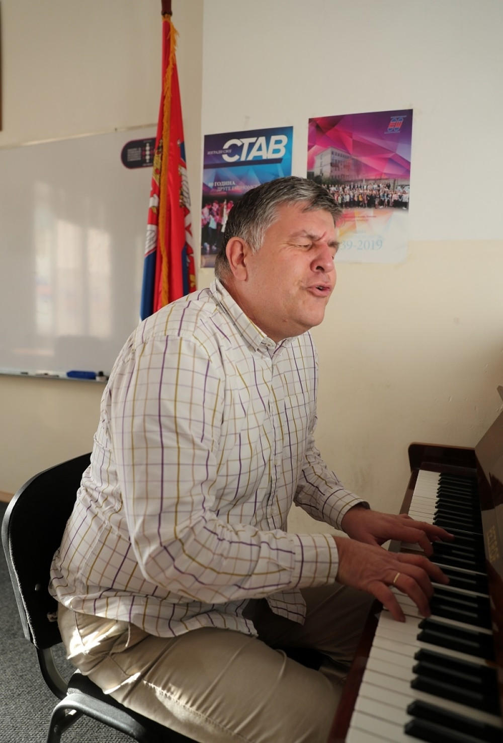 Nekad je „svirao“, SAD SVIRA I ZADIVLJUJE kao TV lice: Poslušajte Dejana Nedića, TO JE SPEKTAKL! (FOTO, VIDEO)