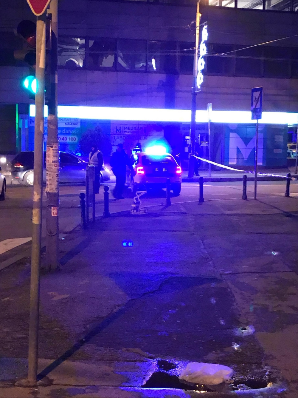 Tinejdžer (16) pucao u kola na benzinskoj pumpi u Novom Sadu