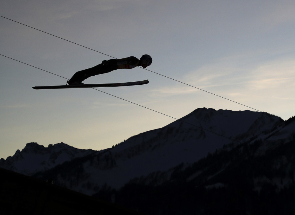 Japanac nastavio da dominira, na korak do istorije na turniru "Četri skakaonice"! (FOTO)