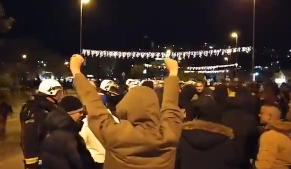 Alarmantno, udaraju na vernike - kordon policije hoće nasilno da uđe u Hram Hristovog Vaskrsenja! (VIDEO)