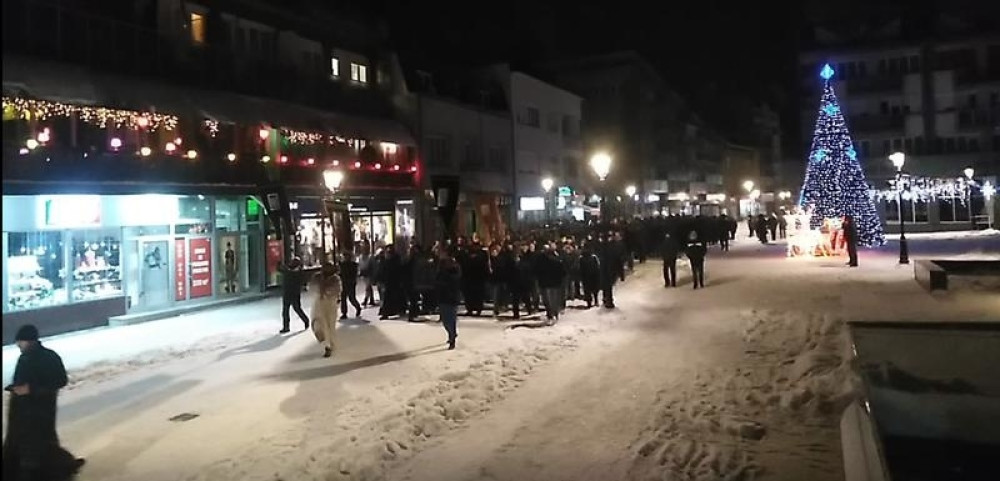 "Neće biti službi u domovima poslanika koji su glasali za sraman zakon" (VIDEO)