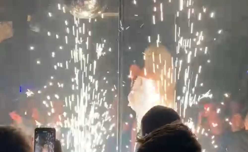 Srpska pevačica zapalila gej klub! Sišla sa bine, pa zgrabila šipku!