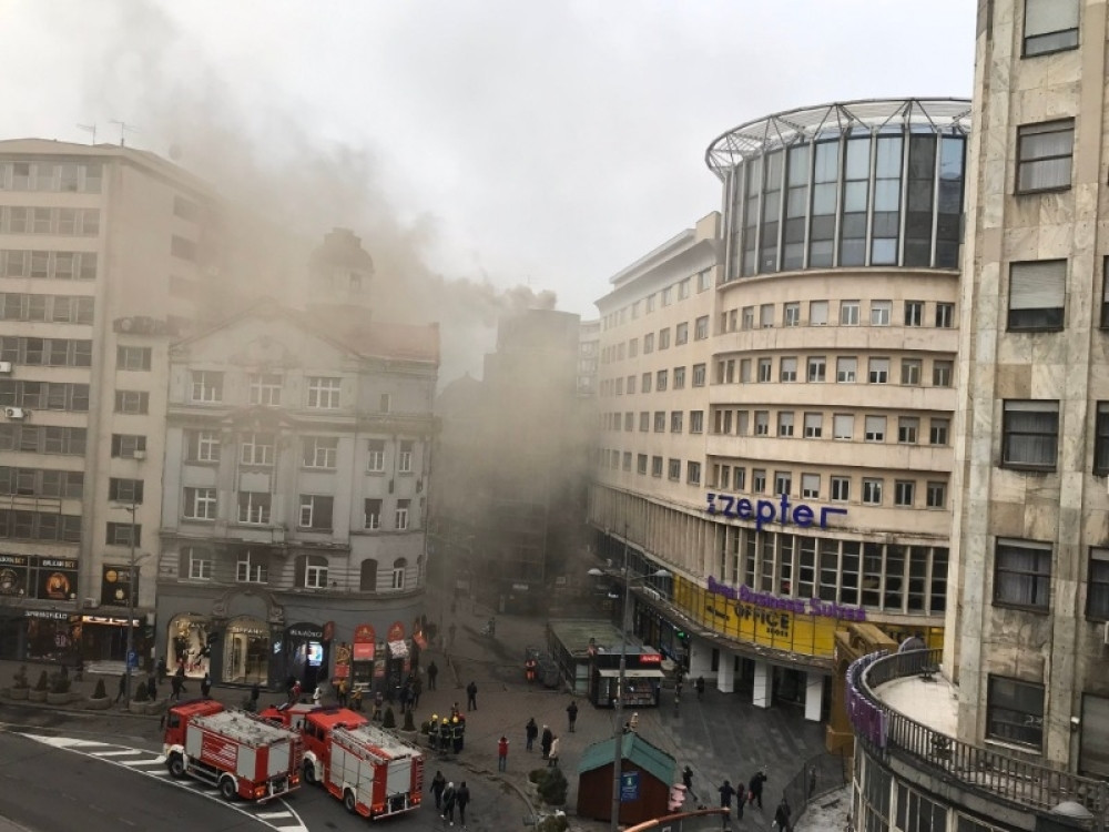 Gusti dim iznenadio prolaznike, vatrogasci i dalje na licu mesta! (FOTO)
