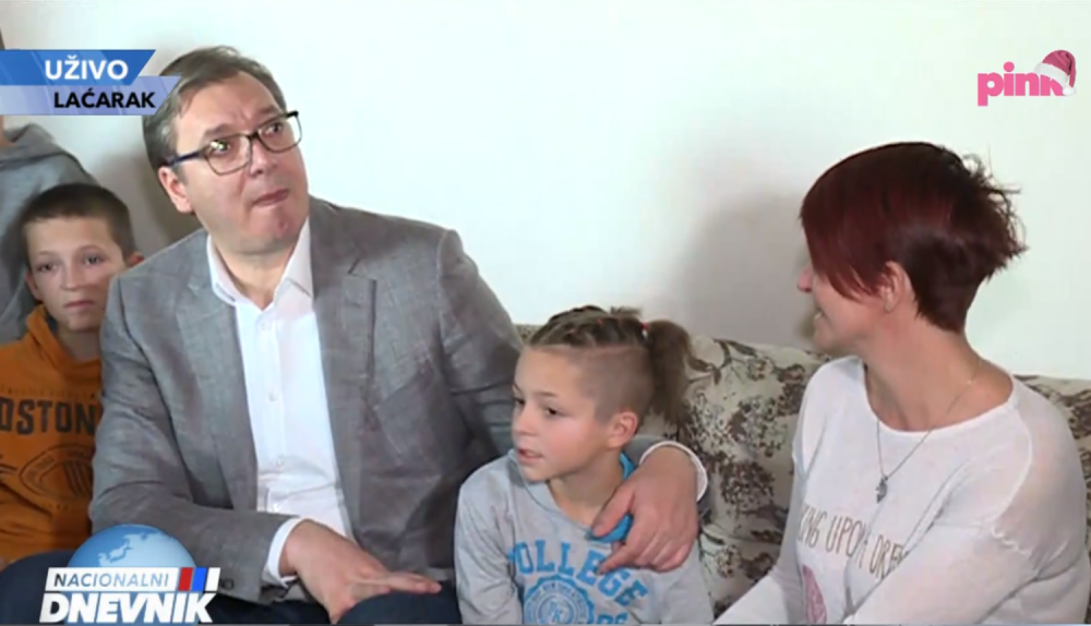 Nalazi se u poseti jednoj hrabroj majci sa devetoro dece