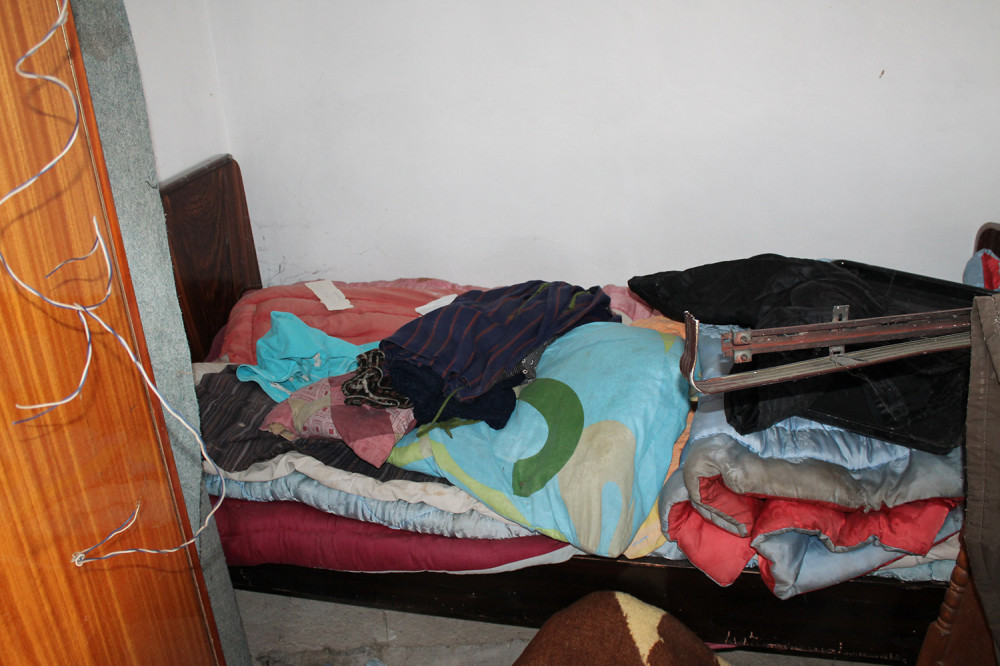 Alo.rs ušao u kuću strave i užasa u kojoj je Malčanski berberin držao devojčicu! Na podu šerpa u koju je mokrila... (FOTO SA LICA MESTA)