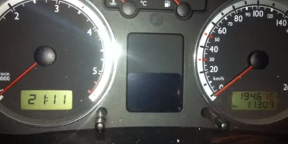 Tajna male strelice na instrument tabli!