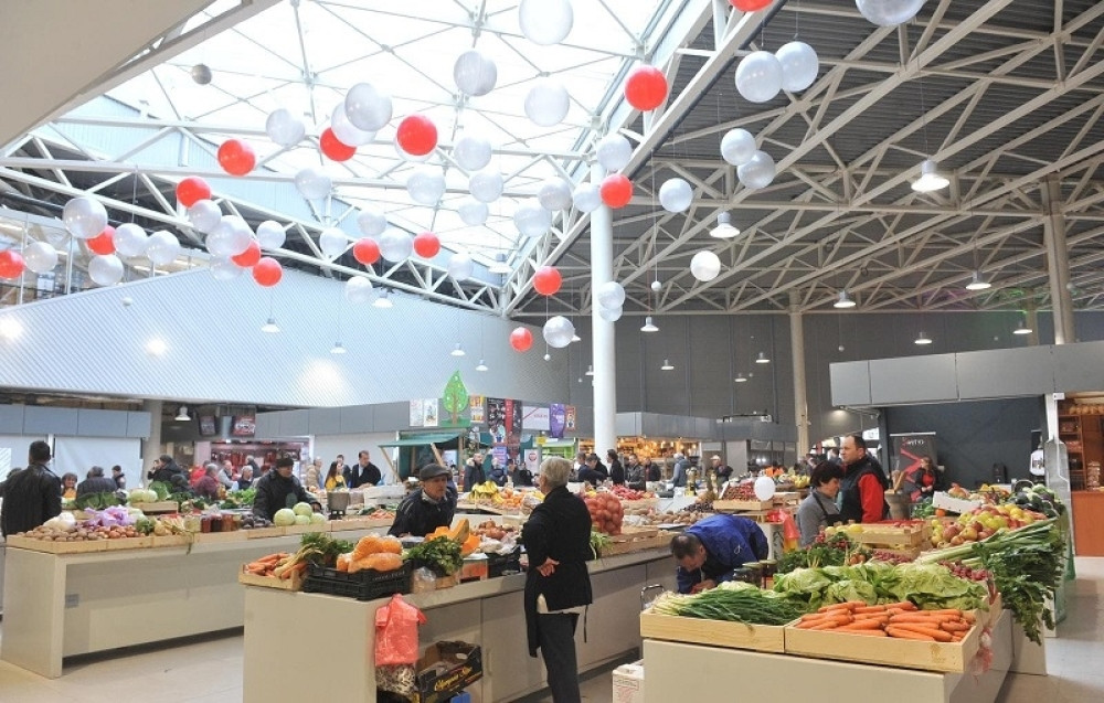 Optužena žena koja je udarila komunalku na pijaci