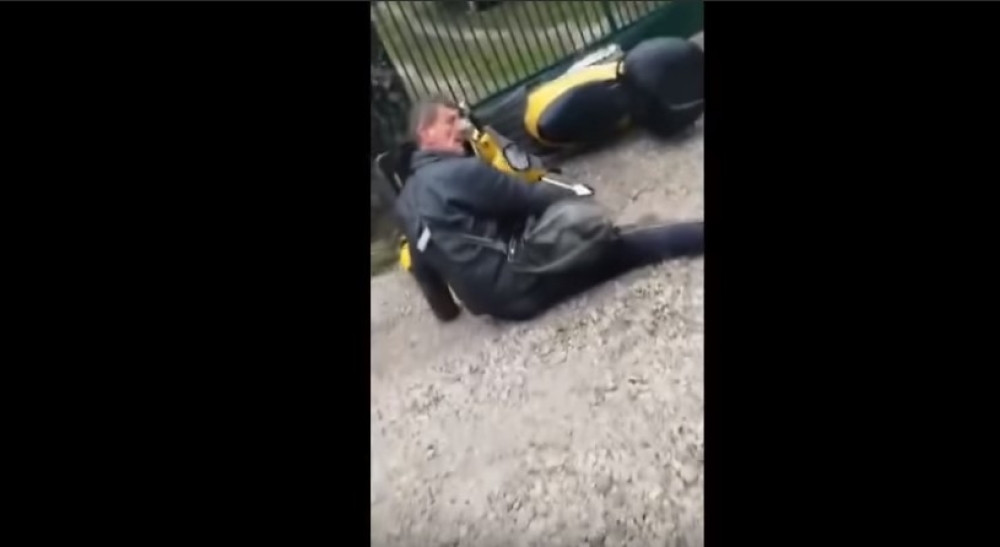 Pijan poštar valjao se po zemlji, šutirao kacigu, ali to nije sve! Ono što je usledilo kasnije bila je prava katastrofa! (VIDEO)