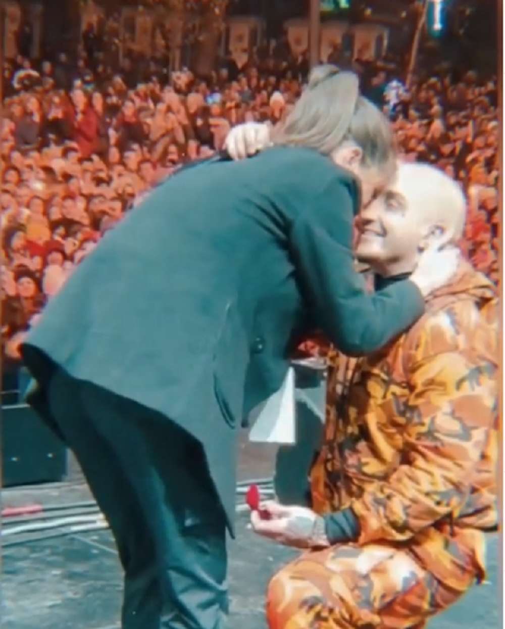 Vuk Mob pred hiljadama Beograđana zaprosio novinarku Alo! (VIDEO)