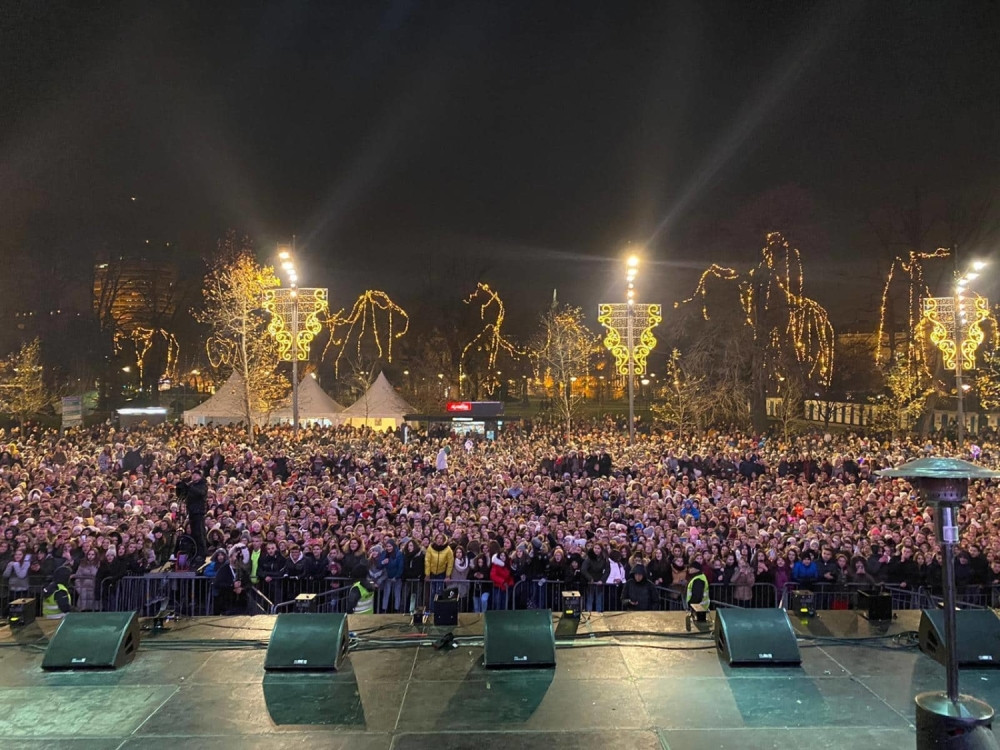 Hiljade Beograđana uživa u nastupu popularnih izvođača  (VIDEO)