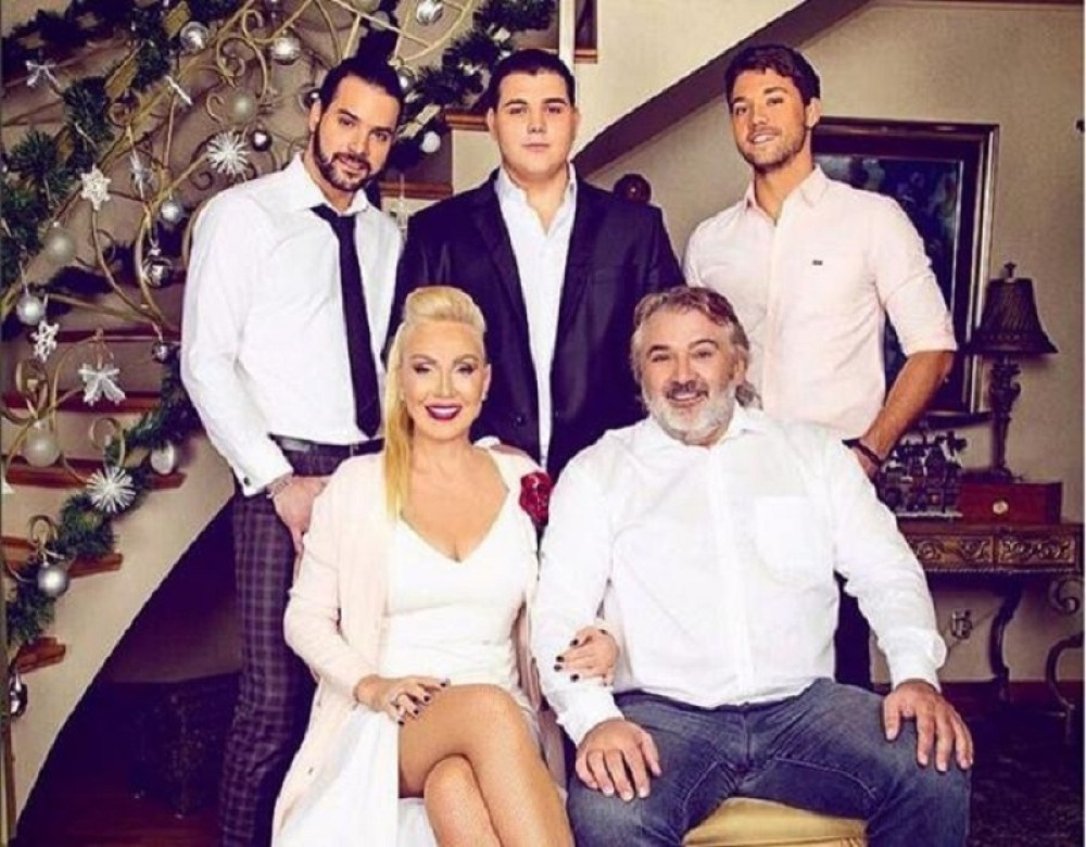 Slavlje u kući Lepe Brene: Danas je rođen on! Nije mogla da krije emocije! (FOTO)