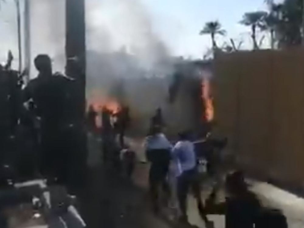 Veliki dim kulja, demonstranti razvalili vrata i upali, čuju se pucnji! (FOTO/VIDEO)