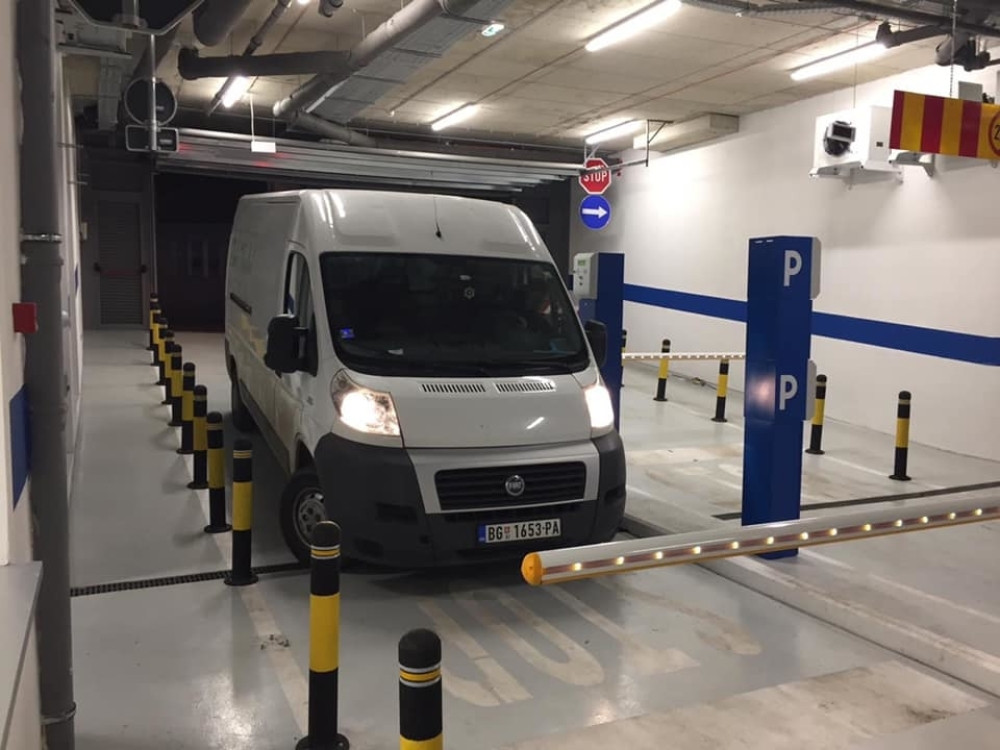 Od jutros Palilulska pijaca puna dostavnih vozila, preko garaže dopremaju novu robu za današnji dan (FOTO)