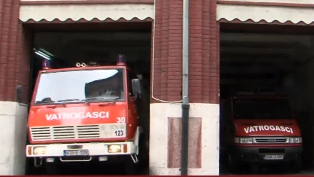 Vatrogasci izvlačili vozača iz smrskanog automobila, poginule dve osobe