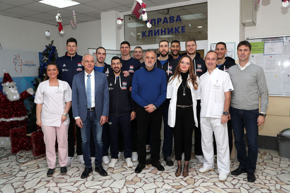 Odbojkaši u humanoj akciji podelili novogodišnje poklone pacijentima u Tiršovoj (FOTO)